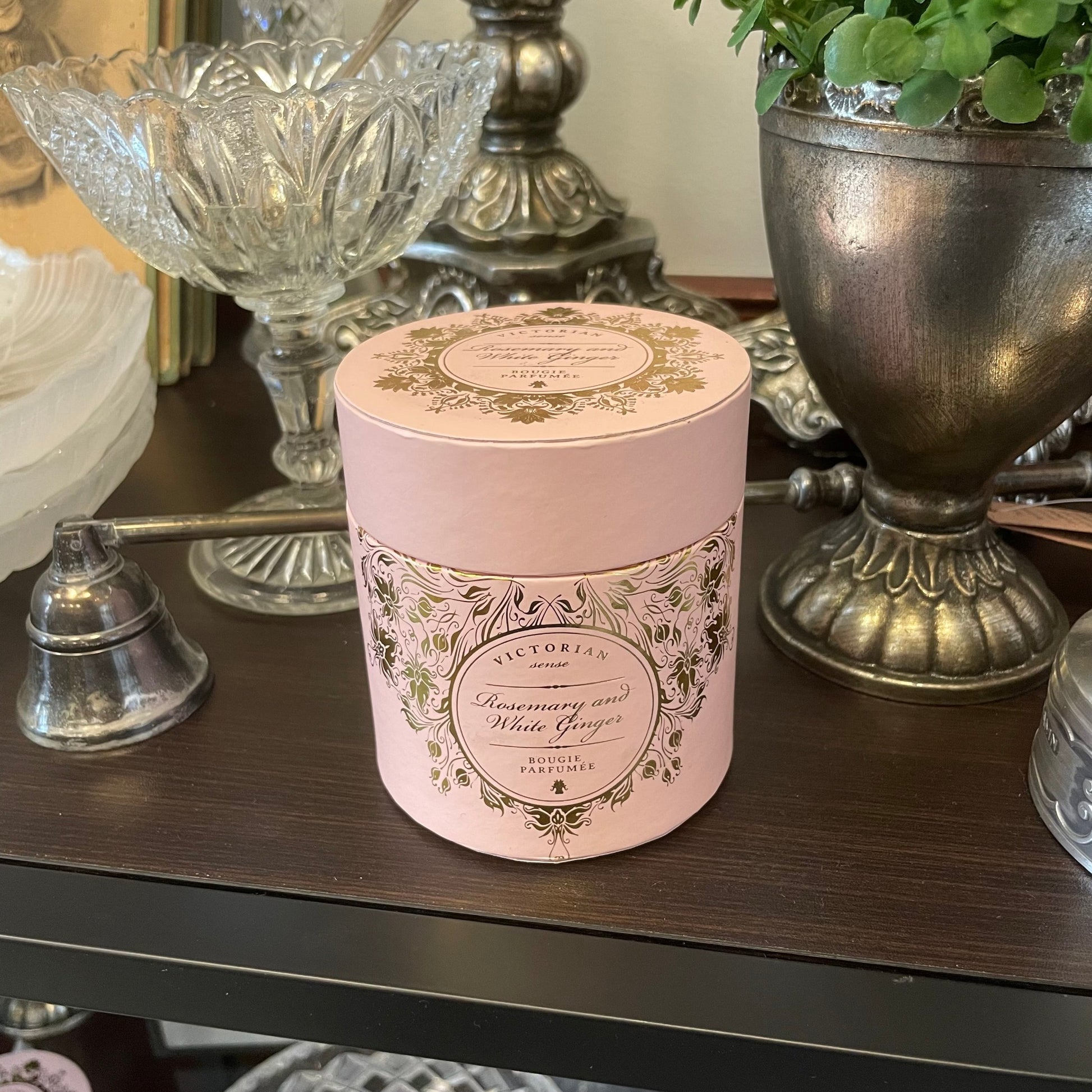 Doftljus Roundbox från Victorian med en doft av Rosemary & White Ginger.