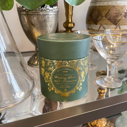 Doftljus Roundbox från Victorian med en doft av Waitery Pear & Blossoms.