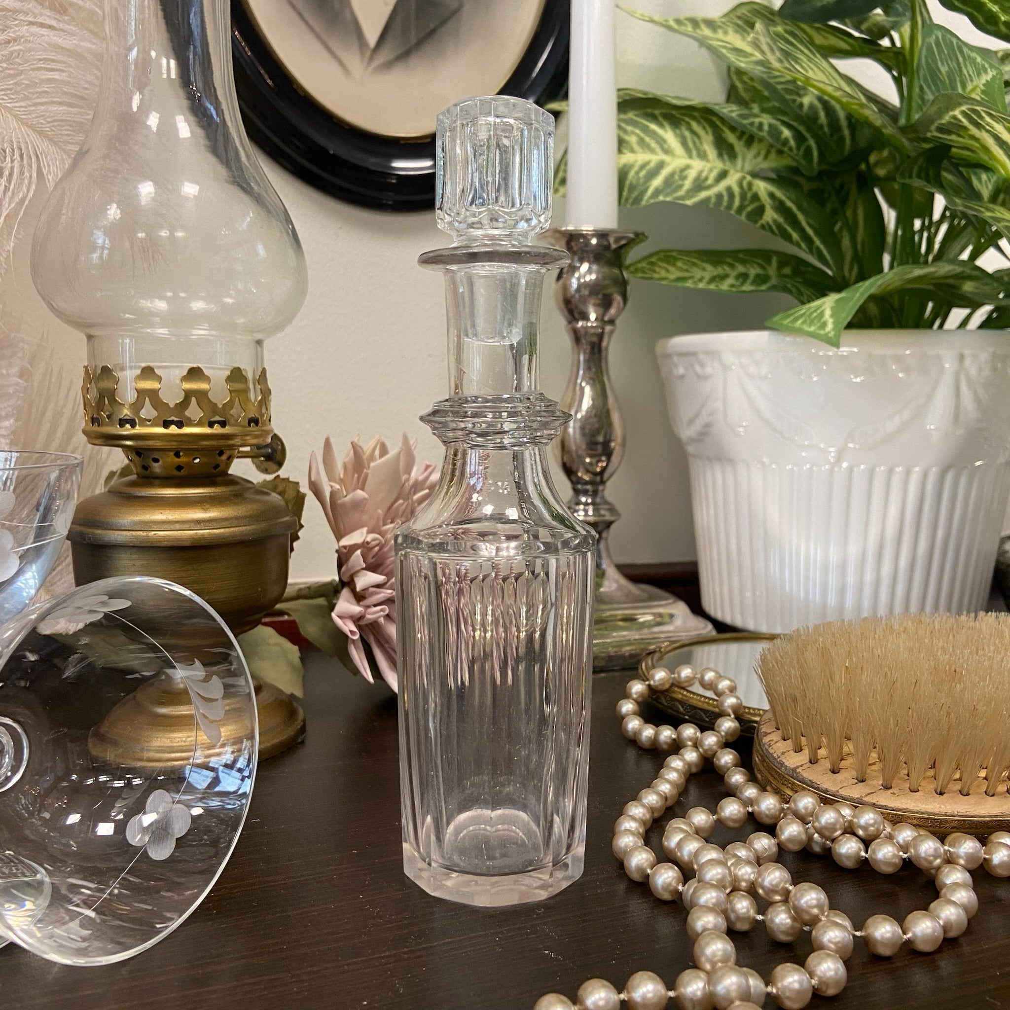 Liten flakong i glas med stilren design.