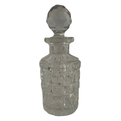 Liten flakong i glas med propp och slipat rutmönster.