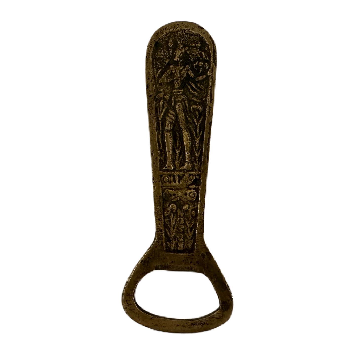 Flasköppnare i mässingsfärg med motiv av figurer.