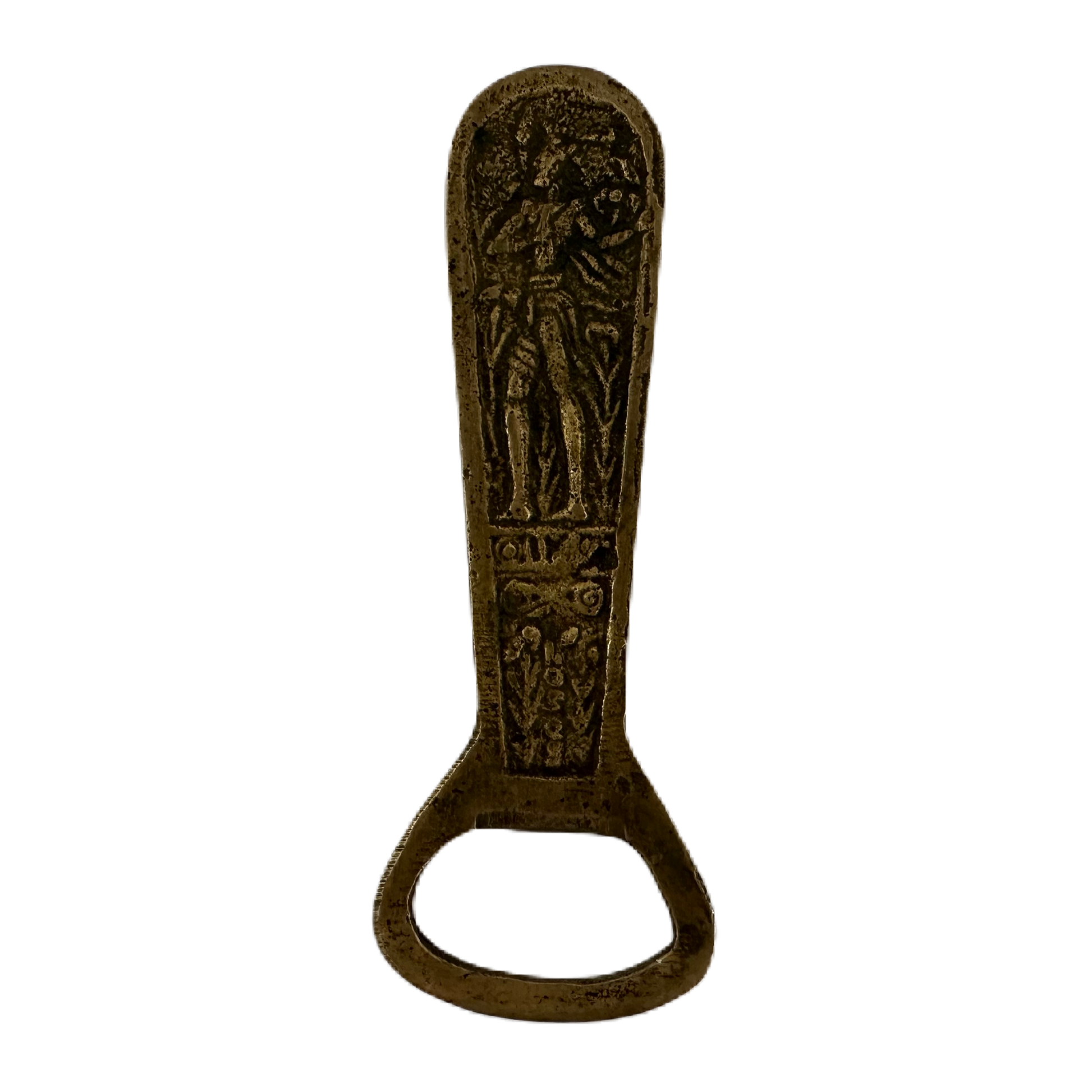 Flasköppnare i mässingsfärg med motiv av figurer.