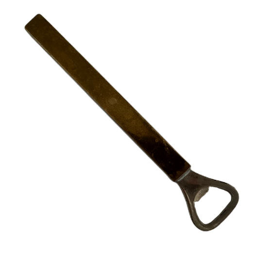 Flasköppnare med extra långt, mässingsfärgat skaft.