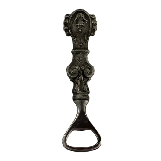 Flasköppnare i en antik silverfärg med dekor av vinrankor.