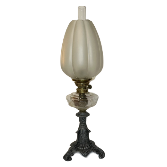 Fotogenlampa med tulpankupa i frostat glas och grå fot med dekor.