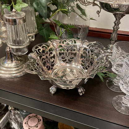 Dekorativ, silverfärgad gallerskål med lejontassar.