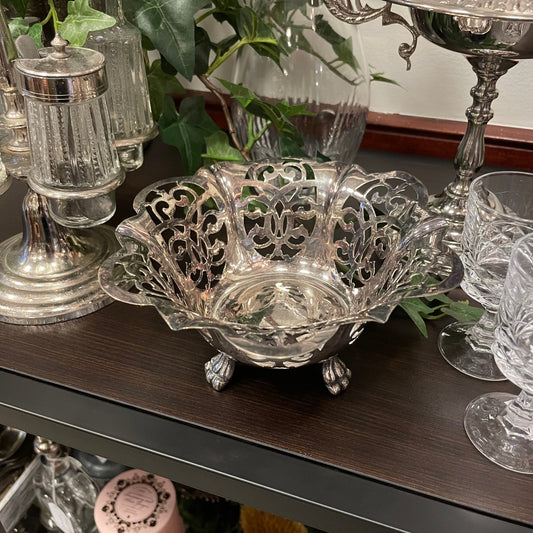 Dekorativ, silverfärgad gallerskål med lejontassar.