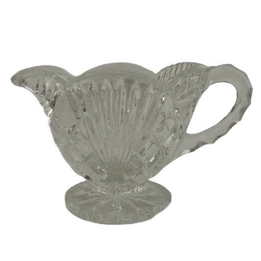 Båtformad gräddkanna i pressglas med slipat mönster.