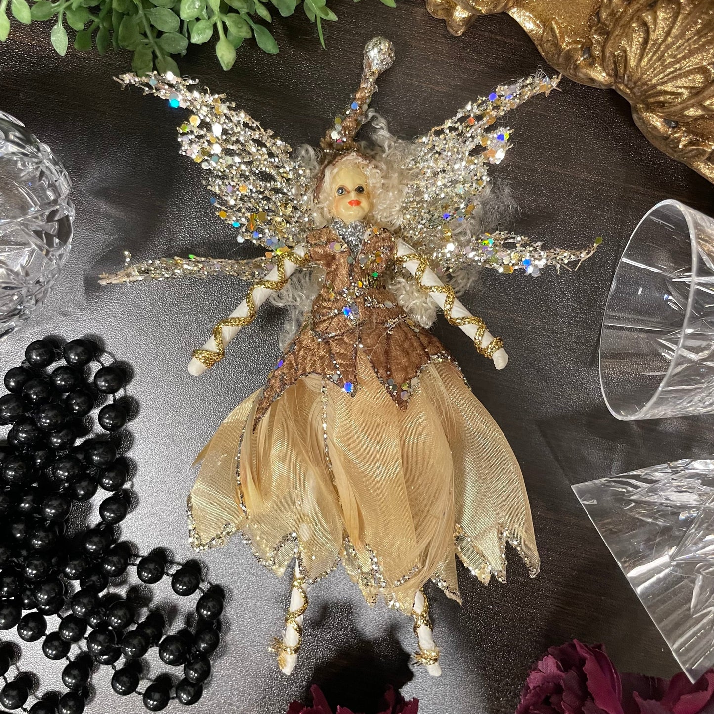 Hängande fe i bruna toner med glitter från Filipiniana.