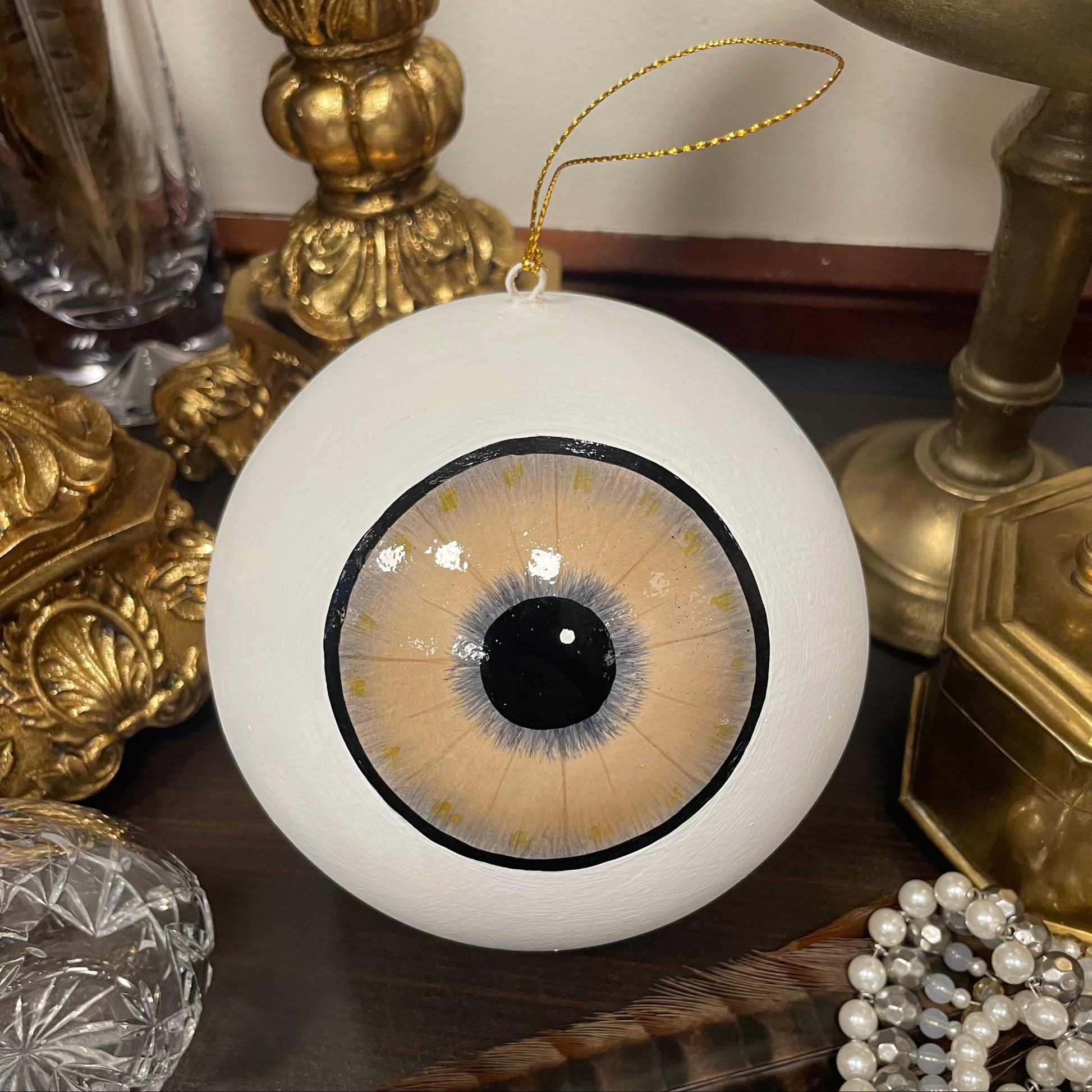 Hängdekoration från Filipiniana i form av ett stort öga med brun iris.