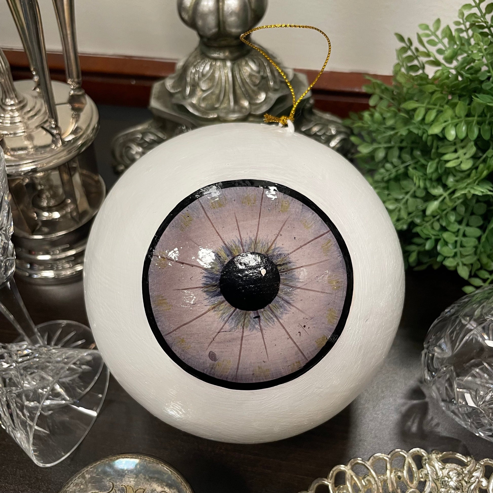 Hängdekoration från Filipiniana i form av ett stort öga med grå iris.