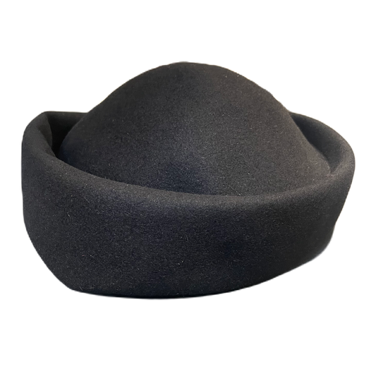 Svart hatt i filt för dam, kallad pillerburk.