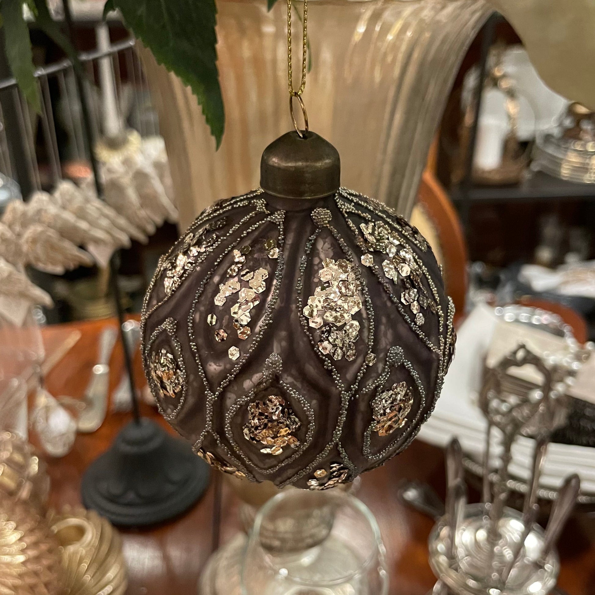 En klassisk julkula av glas i färgen mullvad med dekor av silvrigt glitter från A lot Decoration. 