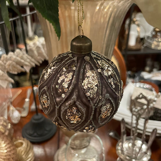 En klassisk julkula av glas i färgen mullvad med dekor av silvrigt glitter från A lot Decoration. 