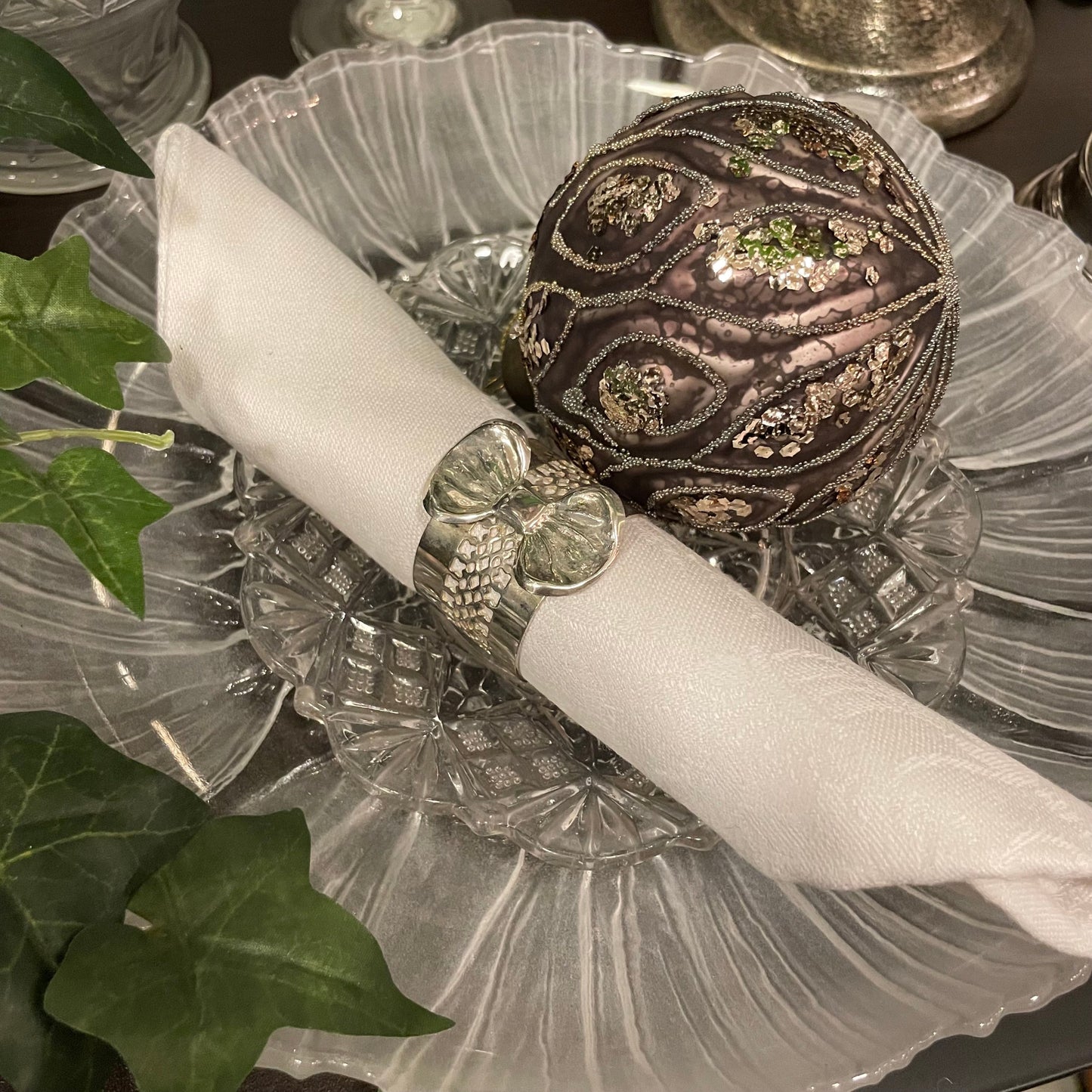 En klassisk julkula av glas i färgen mullvad med dekor av silvrigt glitter från A lot Decoration. 