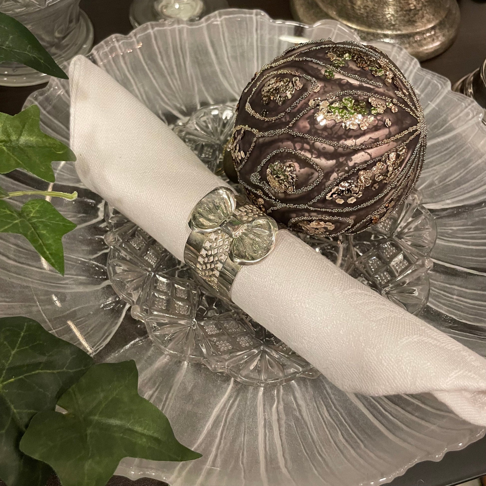 En klassisk julkula av glas i färgen mullvad med dekor av silvrigt glitter från A lot Decoration. 