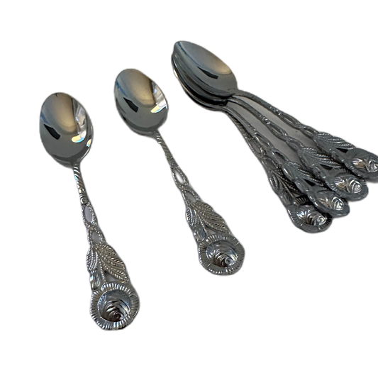 Set med sex stycken, silverfärgade kaffeskedar i design av en ros.