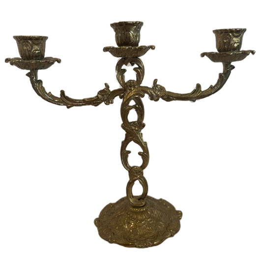 Trearmad mässingskandelaber i rokokostil.