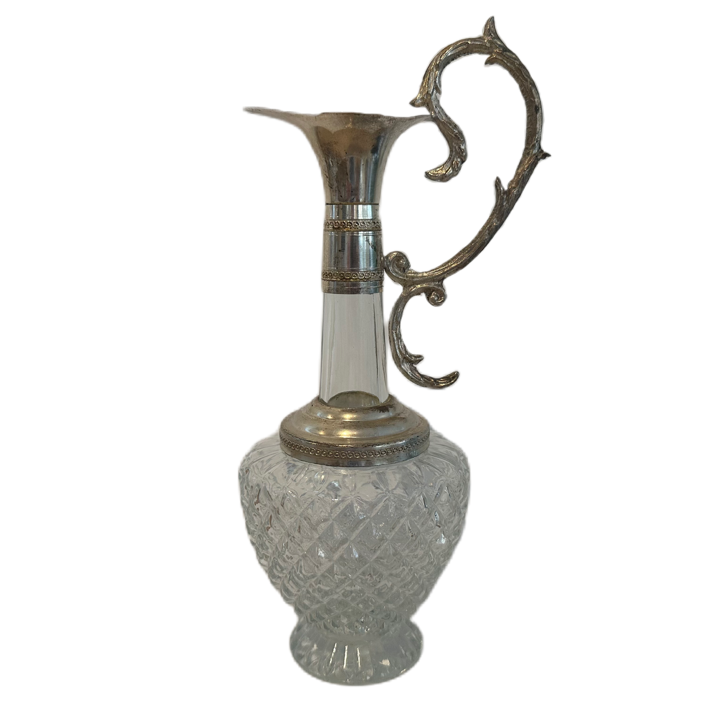 Karaff i glas med diamantslipning och dekorativt handtag samt detaljer i metall.