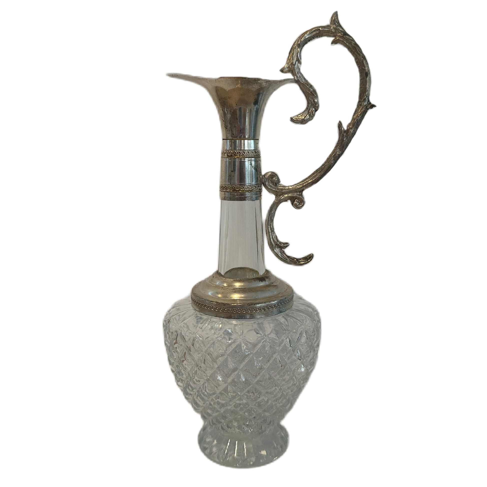 Karaff i glas med diamantslipning och dekorativt handtag samt detaljer i metall.