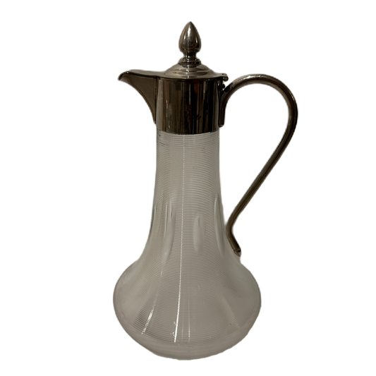 Karaff i glas med metallock och hänkel. Slipat, randigt mönster.