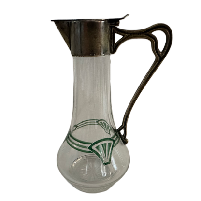 Liten karaff i glas och grönt motiv med lock i nysilver.