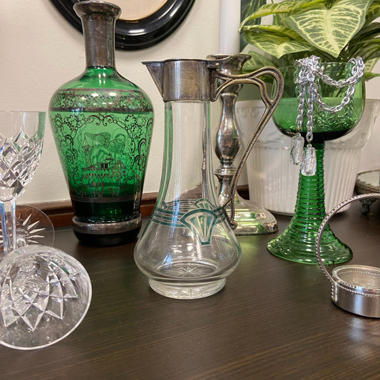 Liten karaff i glas och grönt motiv med lock i nysilver.