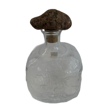 Karaff i glas av Rune Strand för Sea glasbruk med propp av sten.