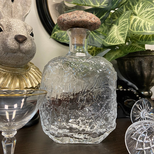 Karaff i glas av Rune Strand för Sea glasbruk med propp av sten.