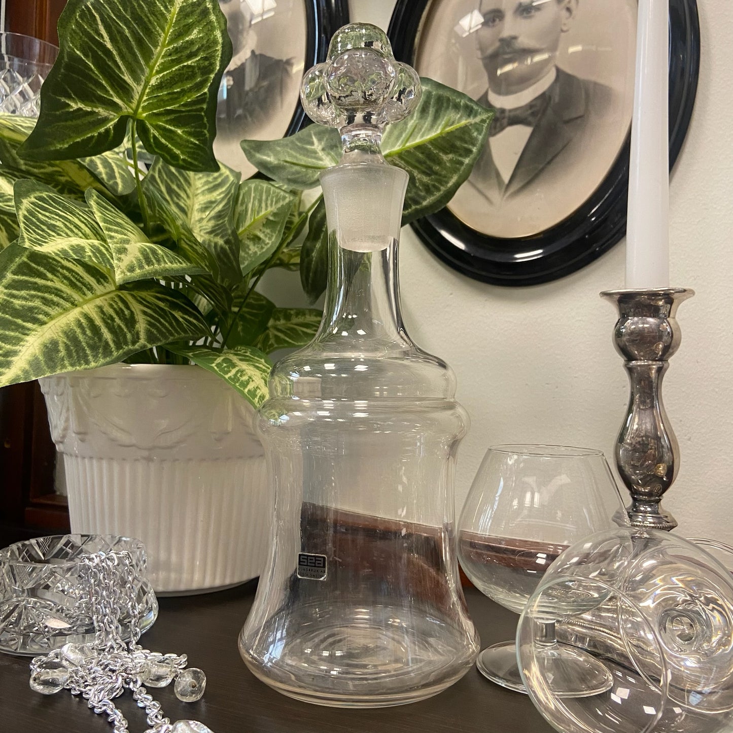 Karaff från Sea of Sweden - Kosta i glas med dekorativ propp föreställandes ett hjortron. Designad av Björn Ramel.