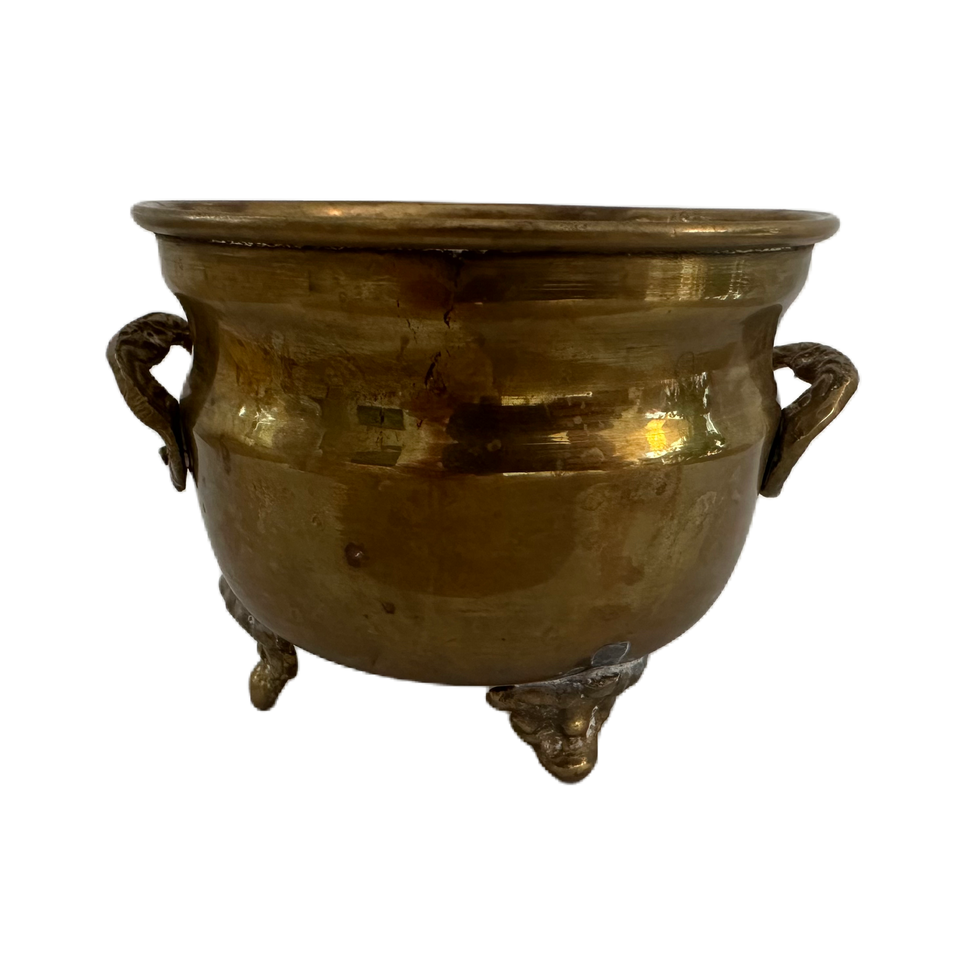 Liten kruka med hänkel och fot i garanterat äkta mässing.