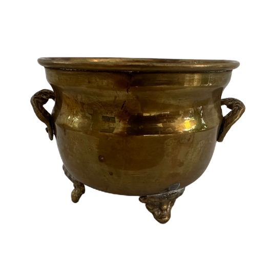 Liten kruka med hänkel och fot i garanterat äkta mässing.