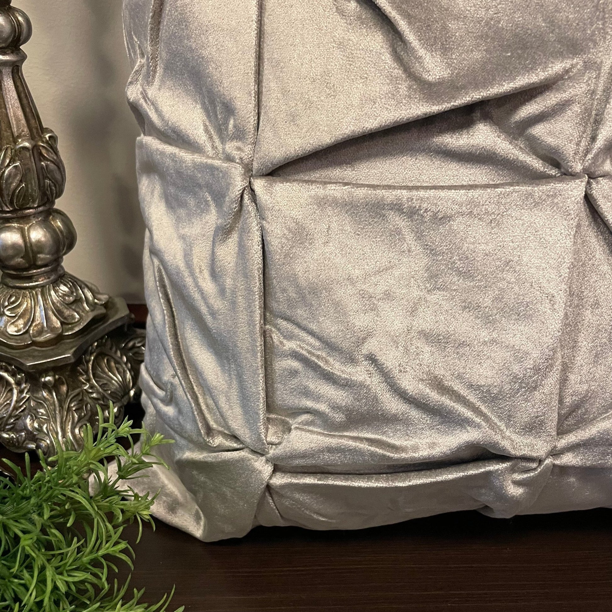 Ljusgrått kuddfodral i sammet med veckade kanter från A lot Decoration.