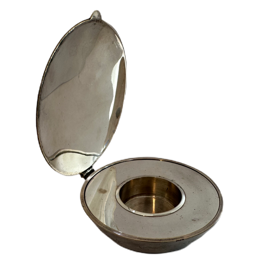 Ljuslyktan Shell i vitmetall och patina från Design House Stockholm.