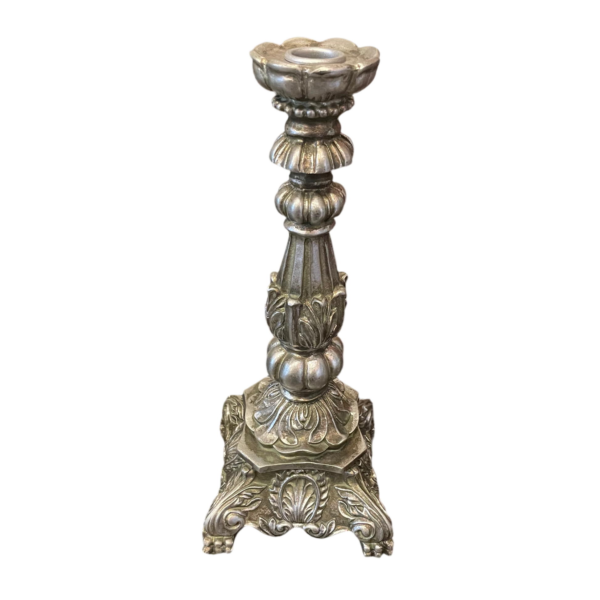 Barockinspirerad ljusstake i antiksilver från A lot Decoration.