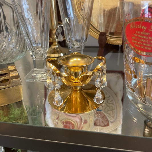 Guldpläterad ljusstake för kronljus med prismor.
