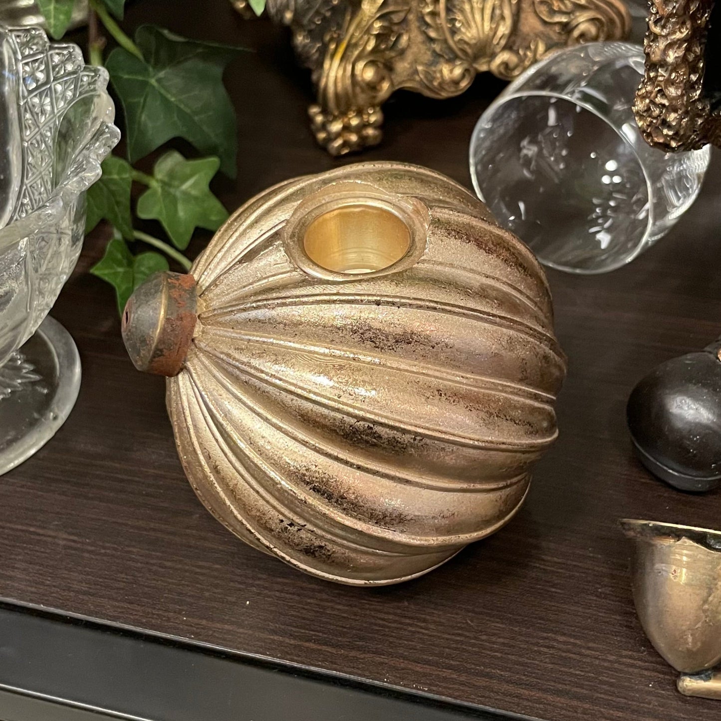 Ljusstake för kronljus föreställandes en julkula i färgen champagne.