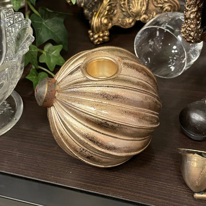 Ljusstake för kronljus föreställandes en julkula i färgen champagne.