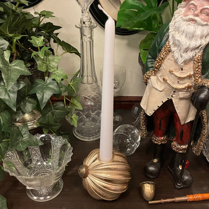 Ljusstake för kronljus föreställandes en julkula i färgen champagne.