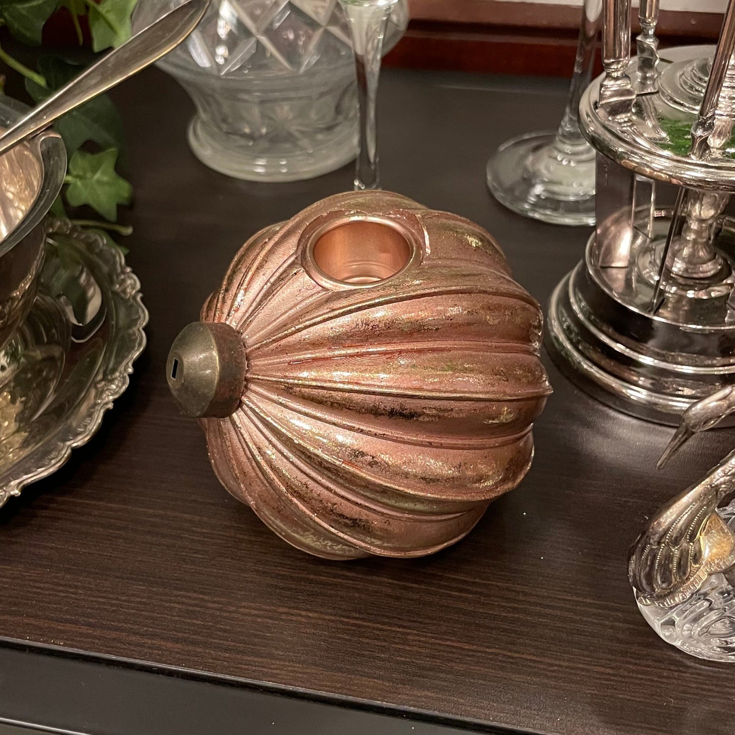 Ljusstake för kronljus föreställandes en julkula i färgen rosé.