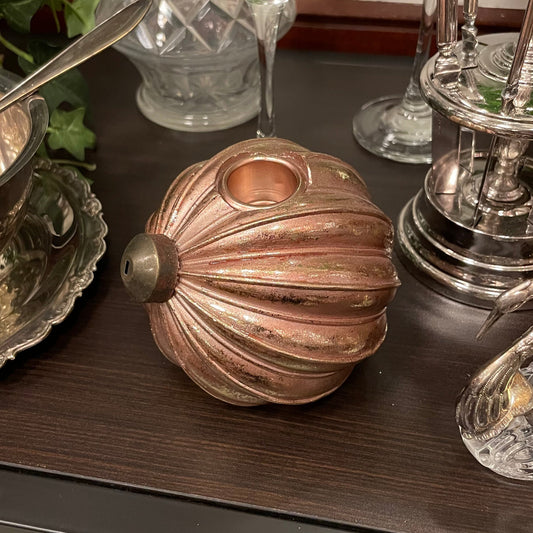 Ljusstake för kronljus föreställandes en julkula i färgen rosé.