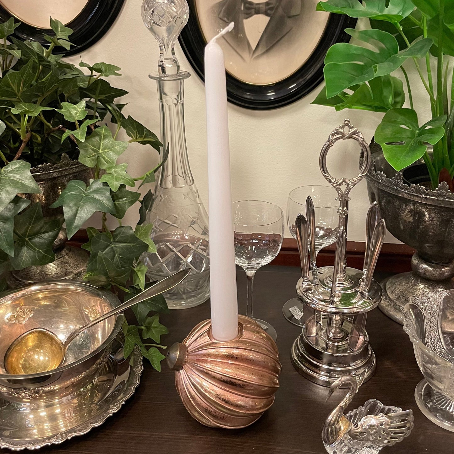 Ljusstake för kronljus föreställandes en julkula i färgen rosé.