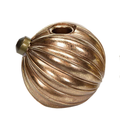 Ljusstake för kronljus föreställandes en julkula i färgen rosé.