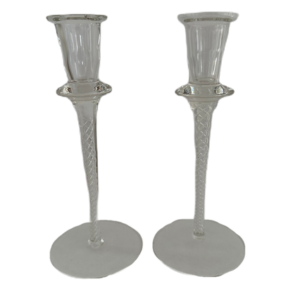 Ljusstake i glas med luftspiral längs foten.