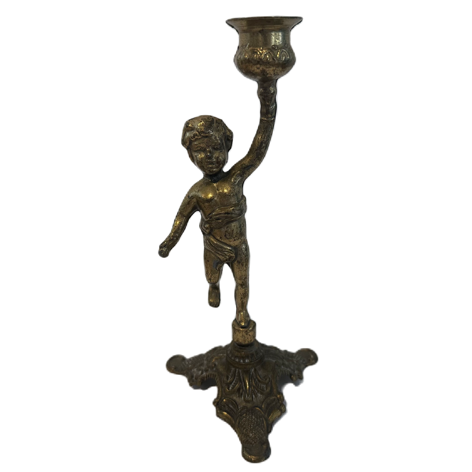 Ljusstake i mässingsfärg i form av en putto med plats för ett kronljus.