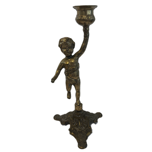 Ljusstake i mässingsfärg i form av en putto med plats för ett kronljus.