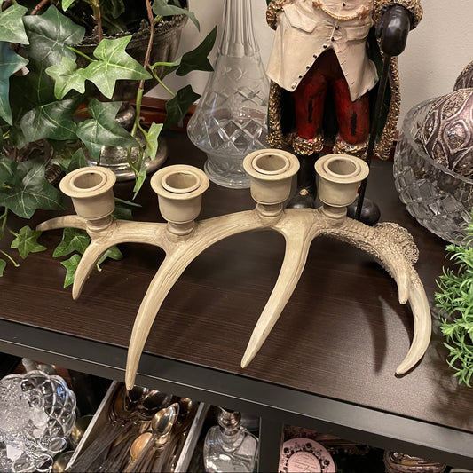 Naturtrogen ljusstake föreställandes ett horn, för fyra ljus, i poly. Lämplig som adventsljusstake. 