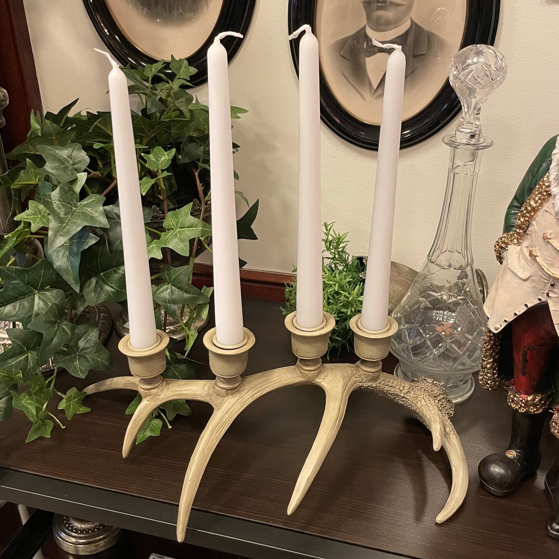 Naturtrogen ljusstake föreställandes ett horn, för fyra ljus, i poly. Lämplig som adventsljusstake. 