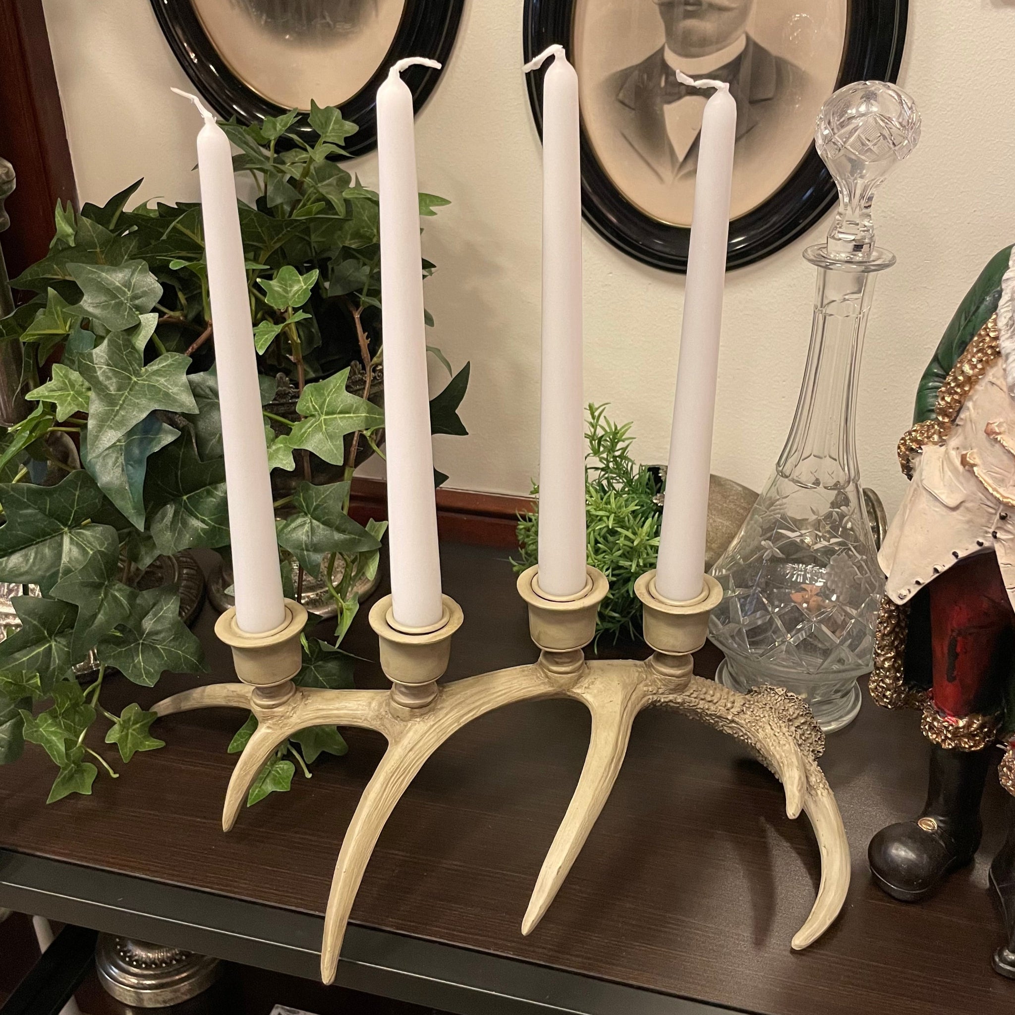 Naturtrogen ljusstake föreställandes ett horn, för fyra ljus, i poly. Lämplig som adventsljusstake. 