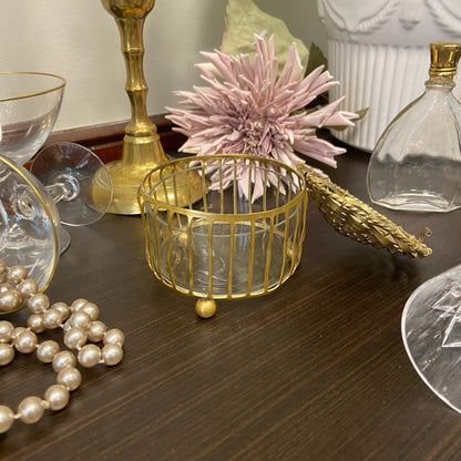 Lockask med fot i mässingsfärgat metallhölje. 